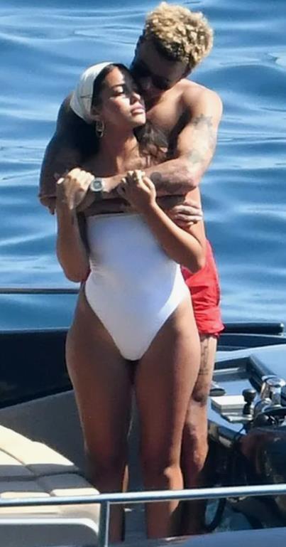 Дели Алли целует и обнимает Синди Кимберли в белом сплошном купальнике. Дели Алли целует и обнимает Синди Кимберли в белом сплошном купальнике.