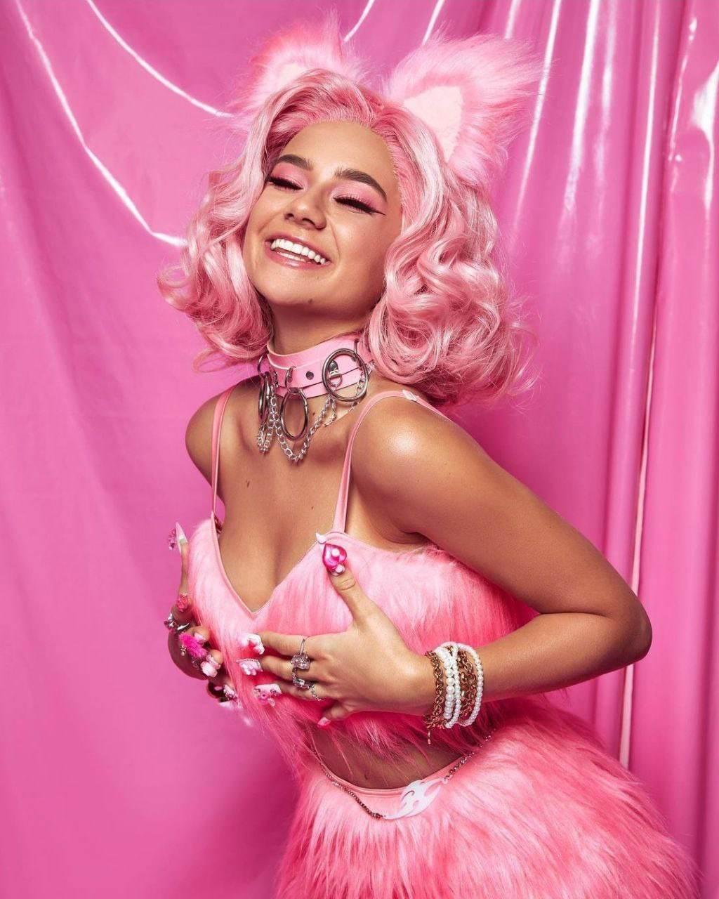 Популярная инста блогерша Катя Адушкина радует своих фанатов откровенными фотографиями. Популярная инста блогерша Катя Адушкина радует своих фанатов откровенными фотографиями.