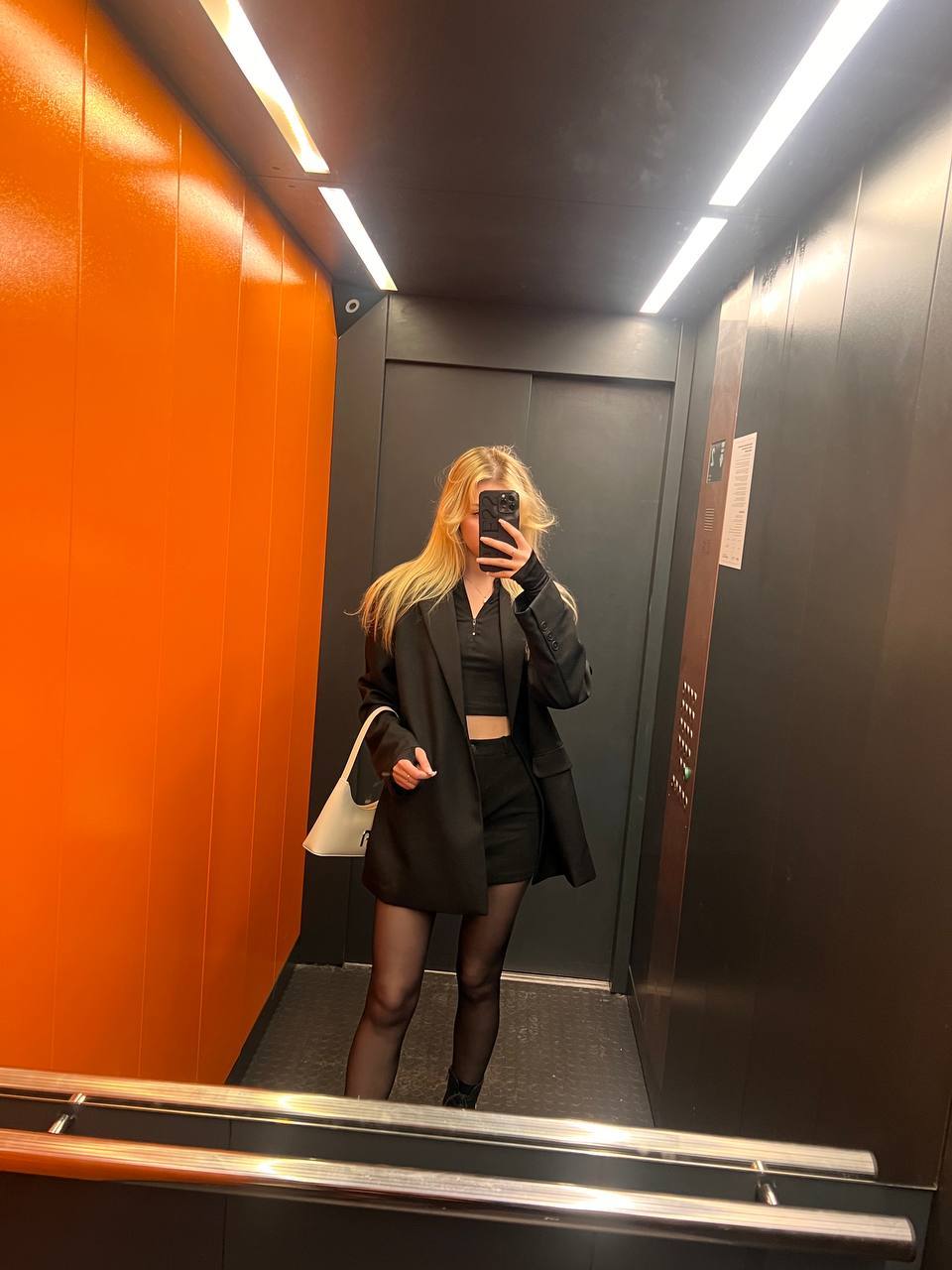 А на этом попавшем в сеть лифтолуке eevochka в чёрной мини юбке и чулках.