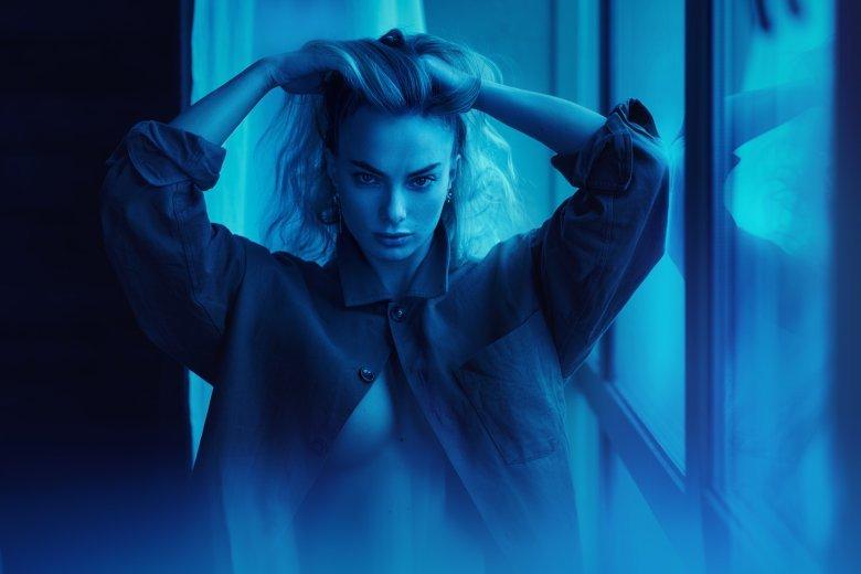 Сексуальная Лисовая на снимке в рубашке на голое тело.