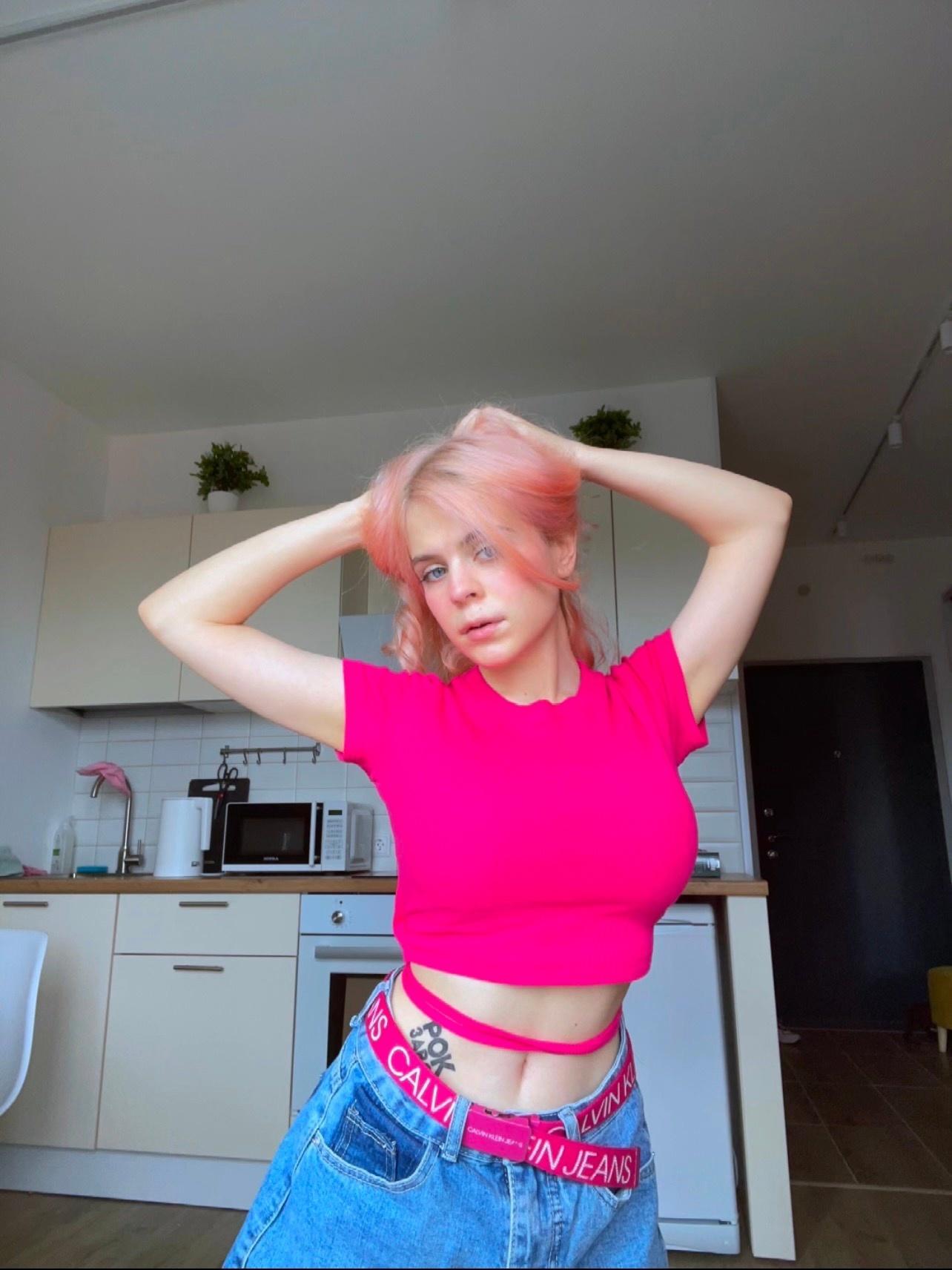 У нашей Эми есть татуировка со словом "РОК завод". У нашей Эми есть татуировка со словом "РОК завод".