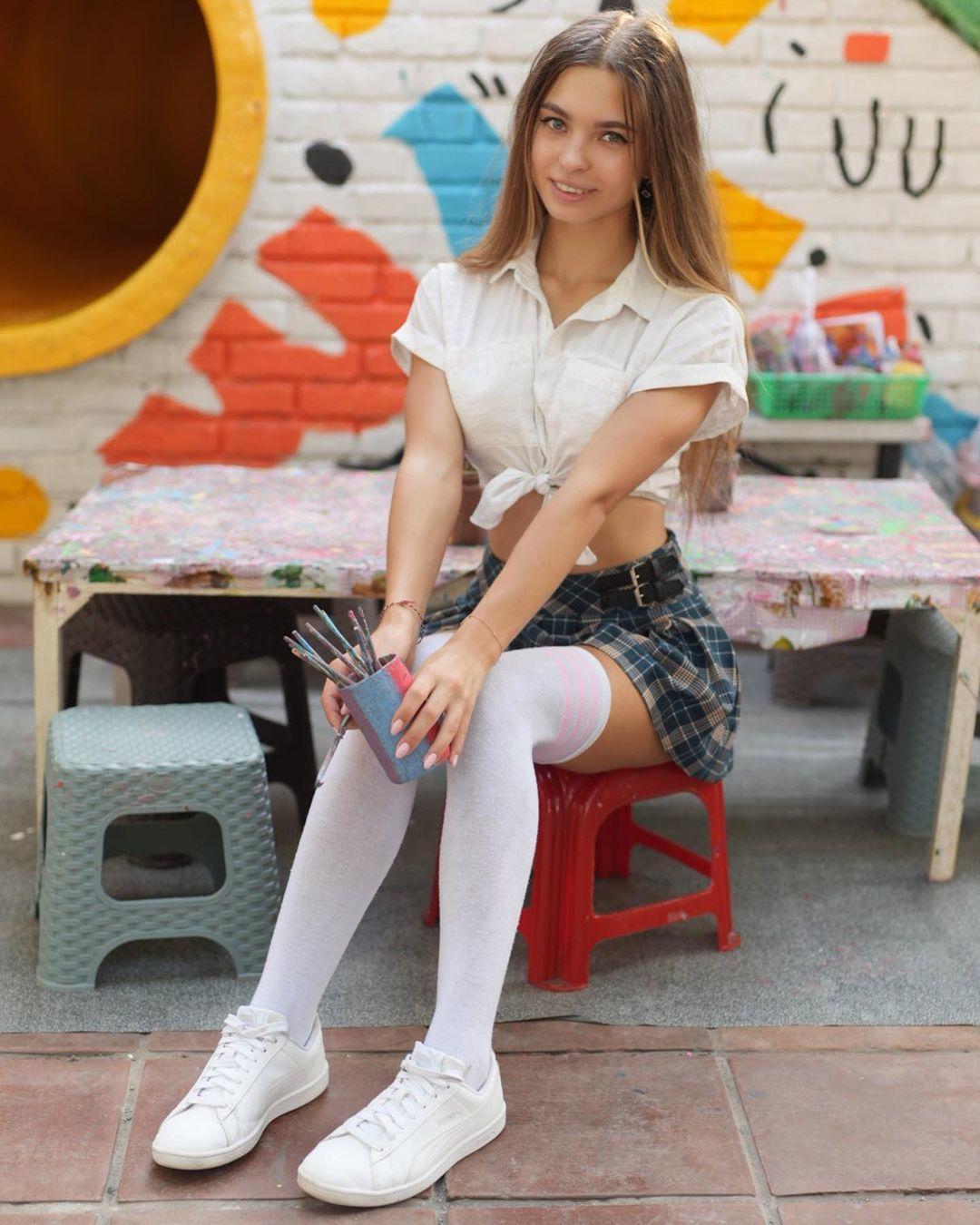 Симпатичная Leraferal в юбке и белых чулках! Симпатичная Leraferal в юбке и белых чулках!