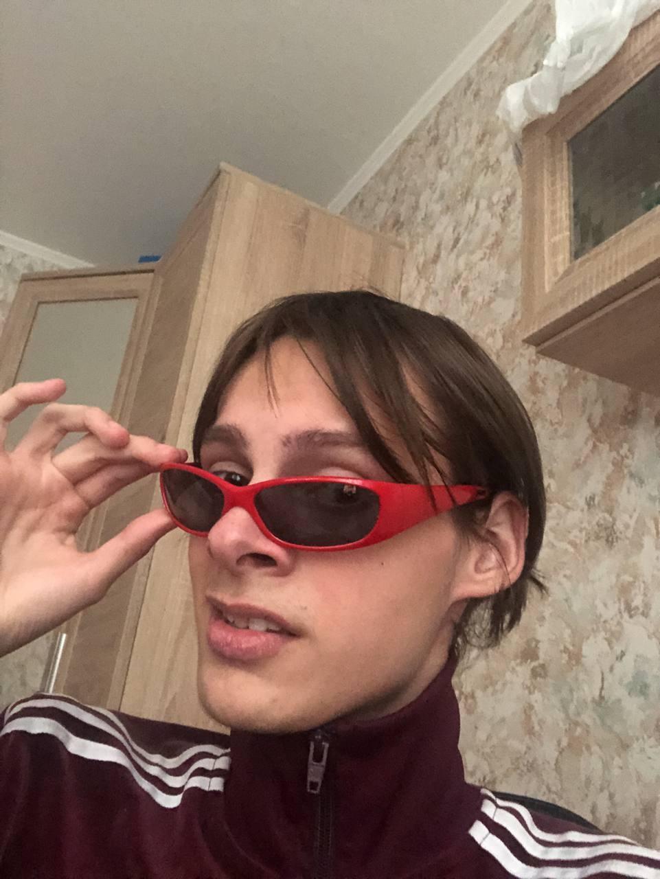 Смешные селфи блогера в красных очках. Смешные селфи блогера в красных очках.
