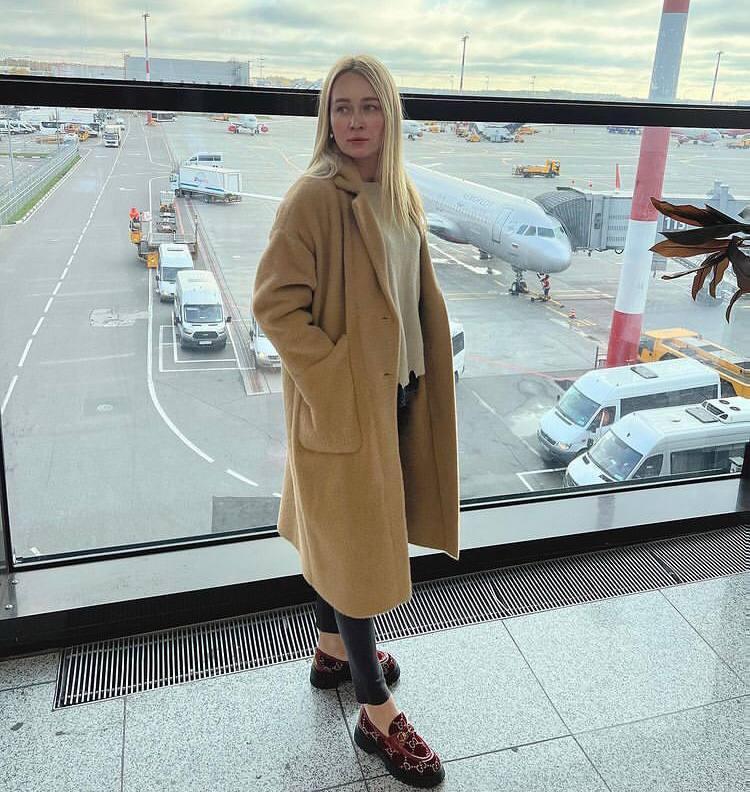Реальные фотки Анастасии в аэропорту.