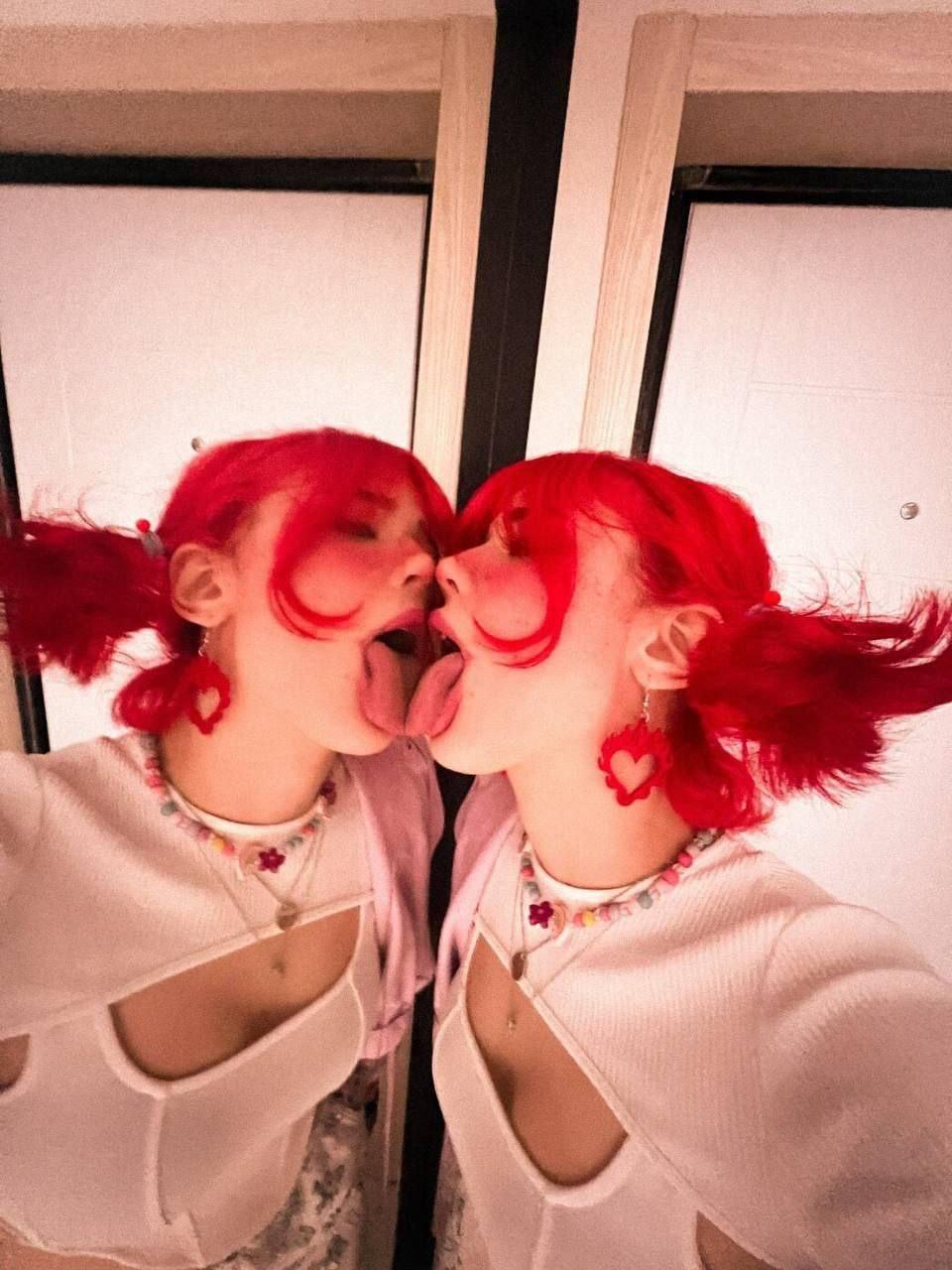 Смешная фотка на которой она облизывает зеркало.