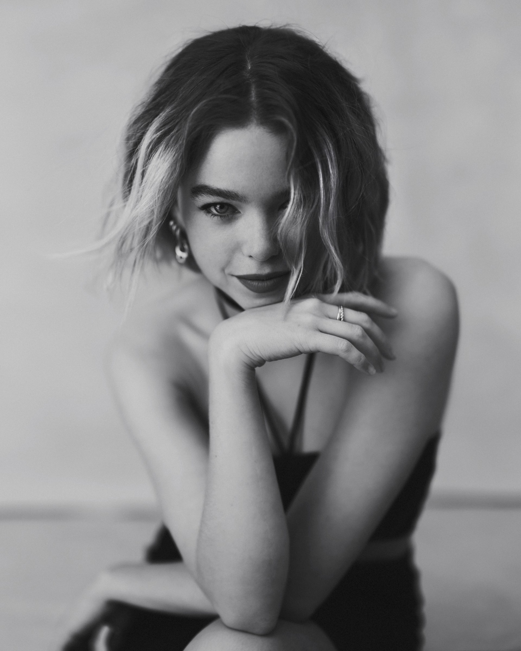 Соблазнительный чёрно-белый снимок с Милли Олкок крупным планом. Соблазнительный чёрно-белый снимок с Милли Олкок крупным планом.