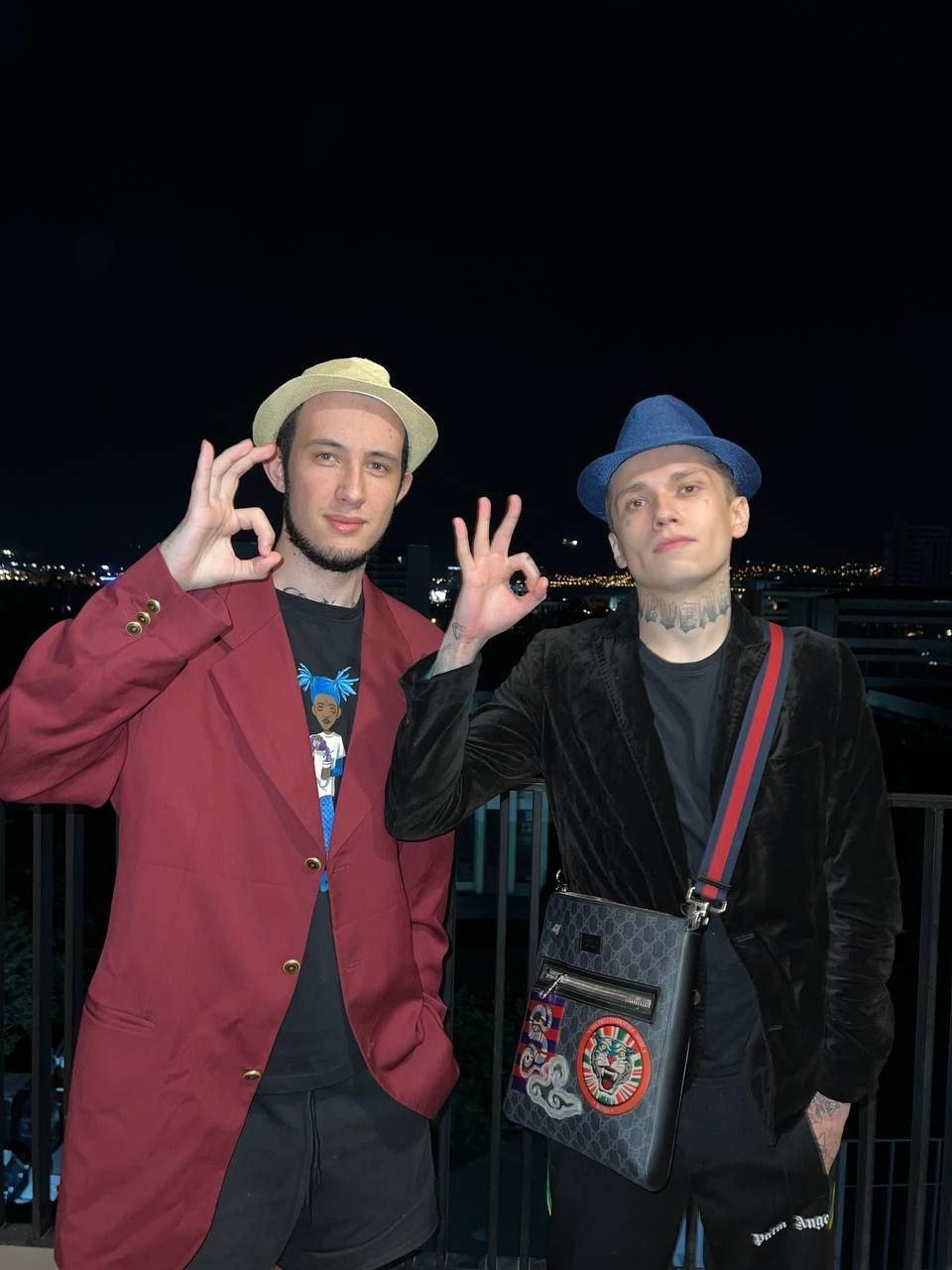 Парни на стиле.