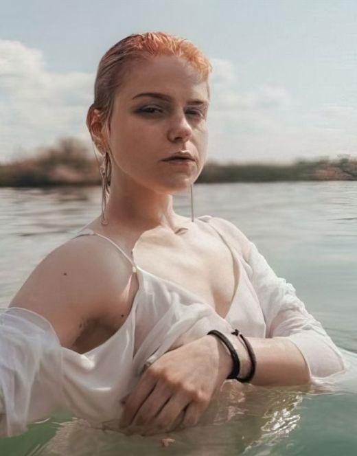 Основная часть ее фолловеров - это подростки. Основная часть ее фолловеров - это подростки.