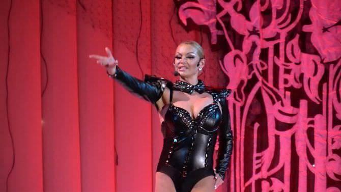 Анастасия Волочкова позирует в откровенном образе.