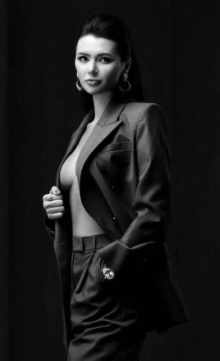 Чёрно-белый снимок с Панченко в деловом костюме на голое тело, можно сказать в жанре "НЮ". Чёрно-белый снимок с Панченко в деловом костюме на голое тело, можно сказать в жанре "НЮ".