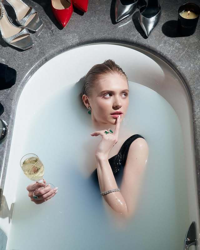 Красивое фото Чанновой в ванной с бокалом шампанского. Красивое фото Чанновой в ванной с бокалом шампанского.