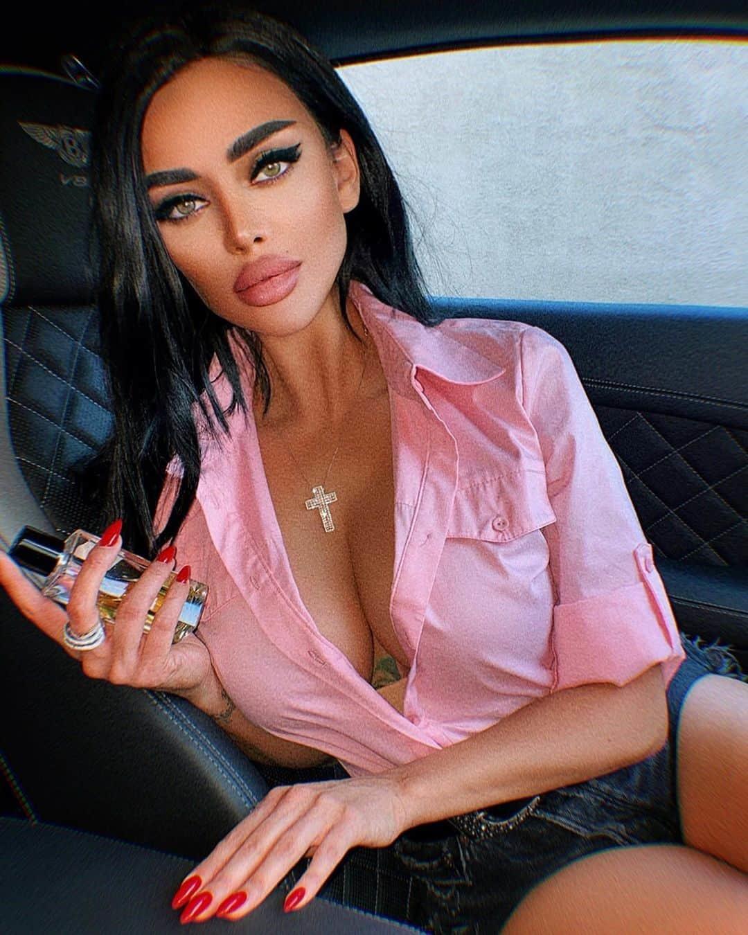 Нита Кузьмина, слив голых фото которой ниже, неоднократно участвовала в разных телевизионных шоу