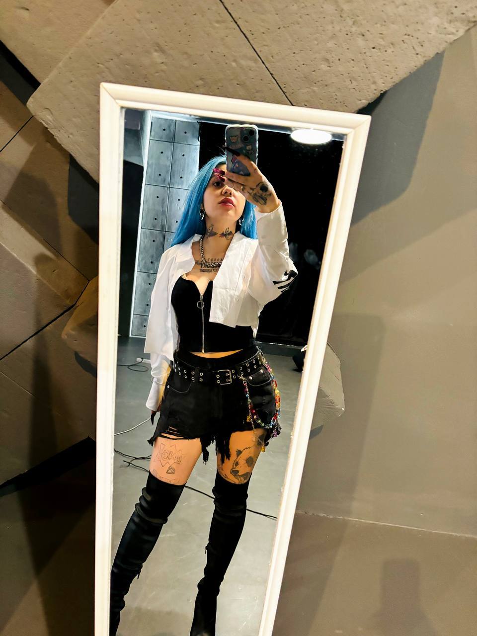 Свежее селфи kanima в коротких джинсовых шортах после съёмок нового клипа в 2024 году. Свежее селфи kanima в коротких джинсовых шортах после съёмок нового клипа в 2024 году.