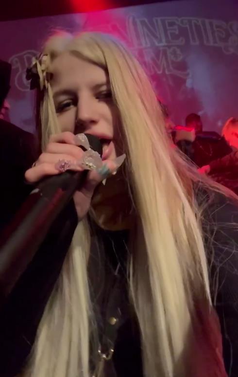 Смешное фото с микрофоном во рту. Смешное фото с микрофоном во рту.