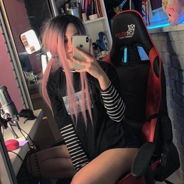 В прошлом она на глазах у зрителей создавала классные косплей-костюмы, а из игр предпочитала «Overwatch».