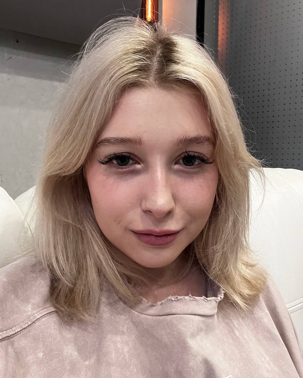 Красотка even cute сделал селфи крупным планом. Красотка even cute сделал селфи крупным планом.