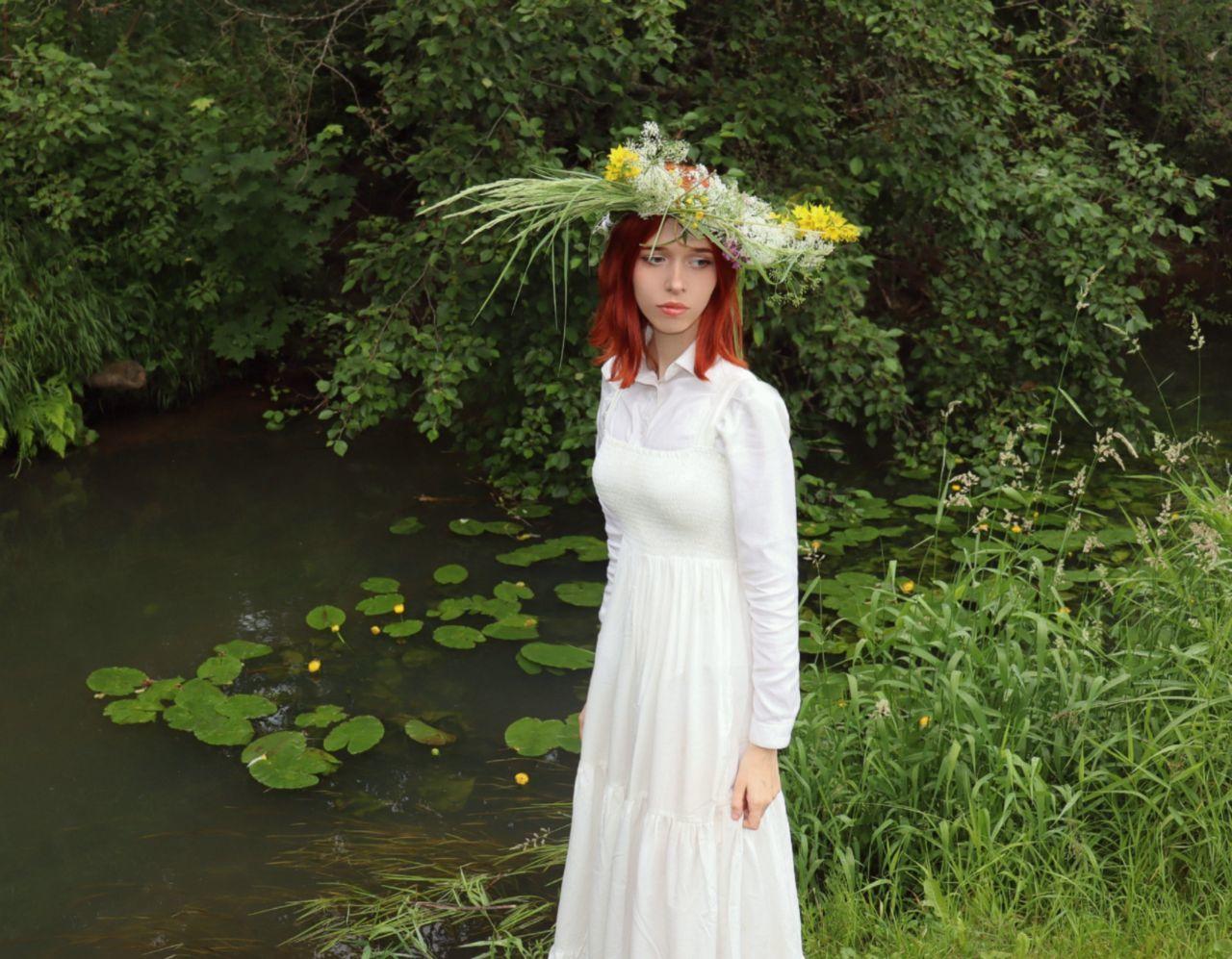 Летнее фото Павловой в платье и цветочном венке. Летнее фото Павловой в платье и цветочном венке.