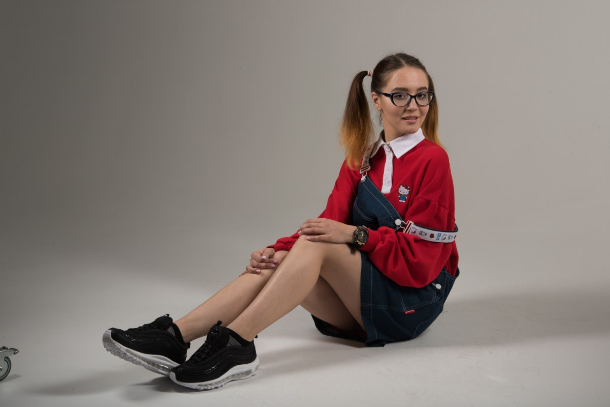 Красотка "Мама Стифлера" в мини джинсовой юбке. Красотка "Мама Стифлера" в мини джинсовой юбке.