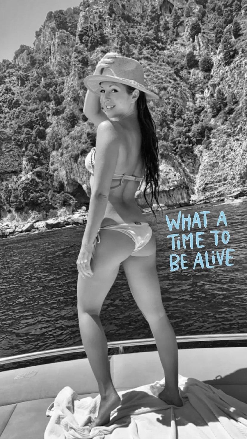 Появилась на свет будущая воКАЛистка в семье участника культового (в глазах дам, коим до боли знакомо слово "климакс") попсового коллектива "Масковый лай" (ну или примерно так) и не менее попсовой певицы. Так что - всё сама, на одном таланте и трудолюбии пробивалась к вершинам отечественной эстрады, с которой автор знаком примерно также, как с внутренней иерархией племени масаи. Появилась на свет будущая воКАЛистка в семье участника культового (в глазах дам, коим до боли знакомо слово "климакс") попсового коллектива "Масковый лай" (ну или примерно так) и не менее попсовой певицы. Так что - всё сама, на одном таланте и трудолюбии пробивалась к вершинам отечественной эстрады, с которой автор знаком примерно также, как с внутренней иерархией племени масаи.