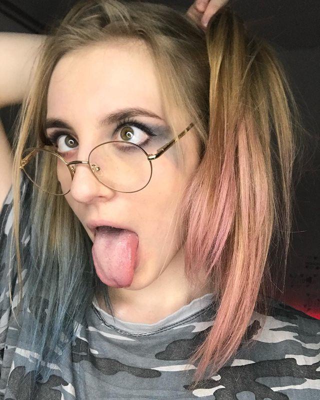 Угарные селфи стримера попазик с высунутым языком.