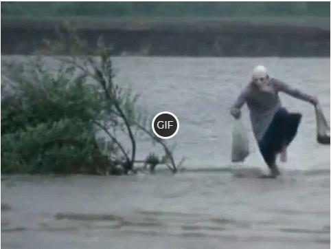 Гифка бабка бежит по воде с сумками