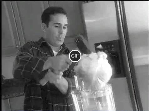 Смешные гифки из рекламы магазина на диване