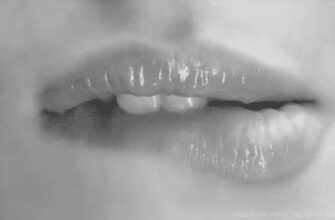 Эротическая гифка девушка прикусывает губу