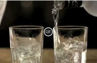 Гифка наливают водку в стопки