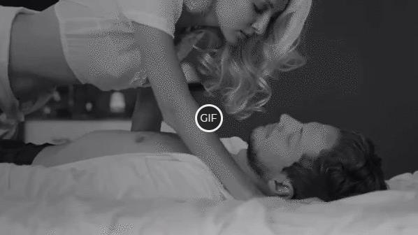 Гифки Страстный поцелуй в постели