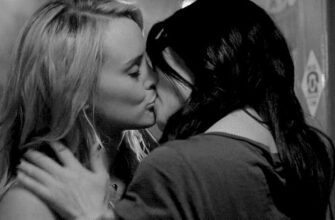 Гифки девушки целуются