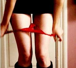 Снимает трусики гиф