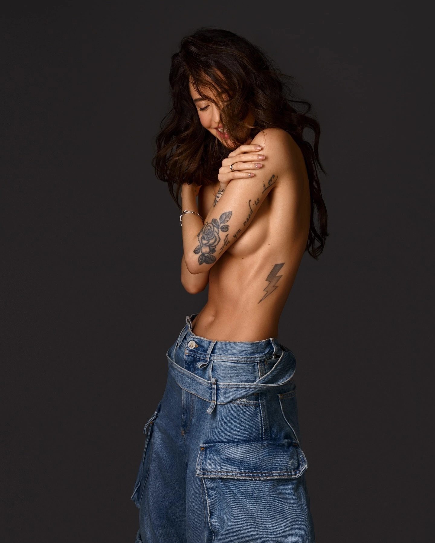 Горячее фото с Надя "DOROFEEVA" Дорофеева в стиле "НЮ" закрыв голую грудь руками. Горячее фото с Надя "DOROFEEVA" Дорофеева в стиле "НЮ" закрыв голую грудь руками.