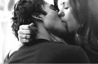 Страстный поцелуй гифки