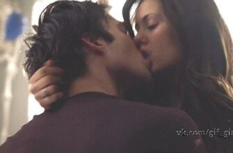 Страстные поцелуи гифки