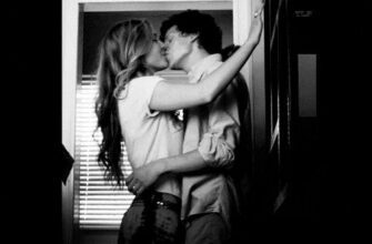 Гифки поцелуи и объятия