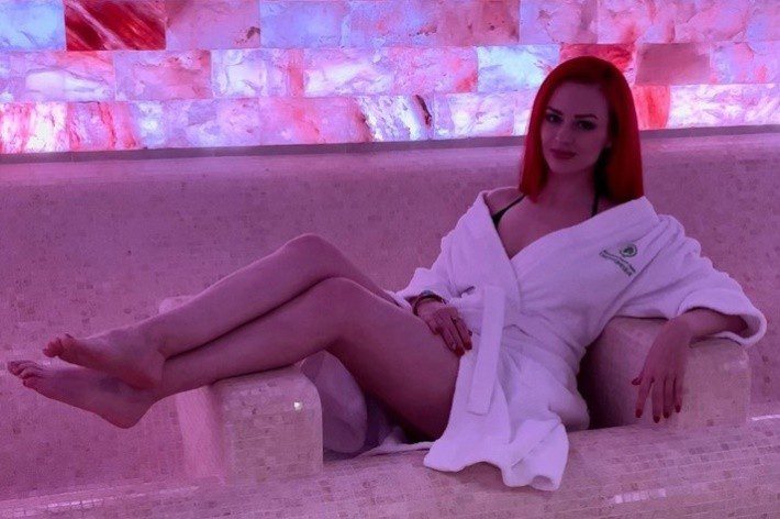 А тут она показывает обнажённые ноги в халатике в сауне. А тут она показывает обнажённые ноги в халатике в сауне.