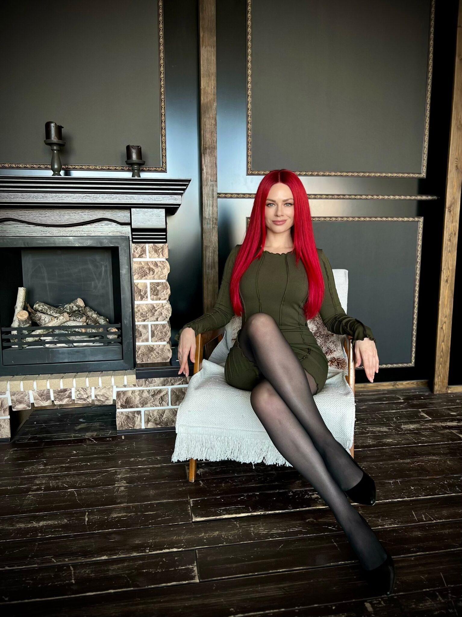 А тут она в платье и чёрных чулках. А тут она в платье и чёрных чулках.