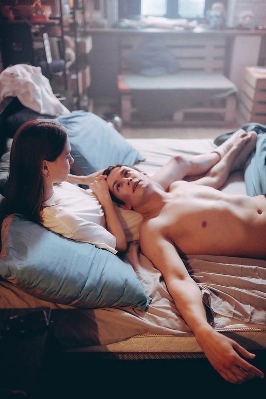 Эро сцена из кино Кологривый с голым торсом и Бардо с обнажёнными ногами. Эро сцена из кино Кологривый с голым торсом и Бардо с обнажёнными ногами.