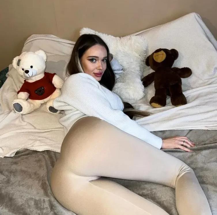 Снимок от Dashayur255 в обтягивающих лосинах.