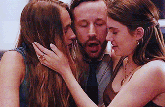 Гифки Страстный поцелуй втроем ЖМЖ