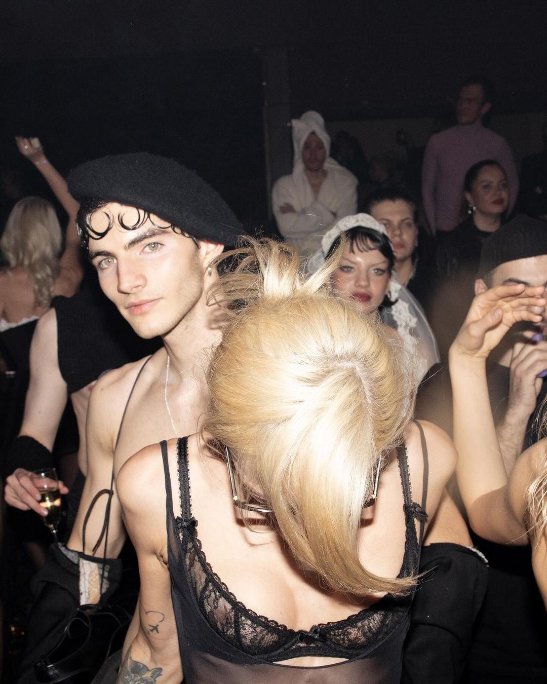 Скандальная "Голая" вечеринка Ивлеевой (Слитые в сеть 98 фото + видео "знаменитостей")