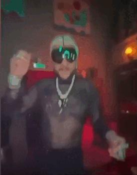 Gif анимация Филипп Киркоров танцует в откровенном наряде на вечеринке у Ивлеевой.