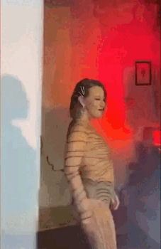 Смешная гифка с Собчак и Милявской в сексуальных нарядах