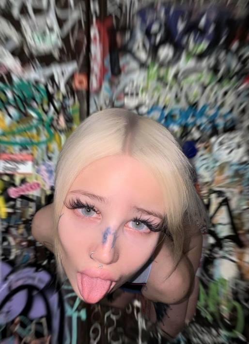 Блогерша Ксанни Банни на фото стоит на коленях с высунутым языком. Блогерша Ксанни Банни на фото стоит на коленях с высунутым языком.