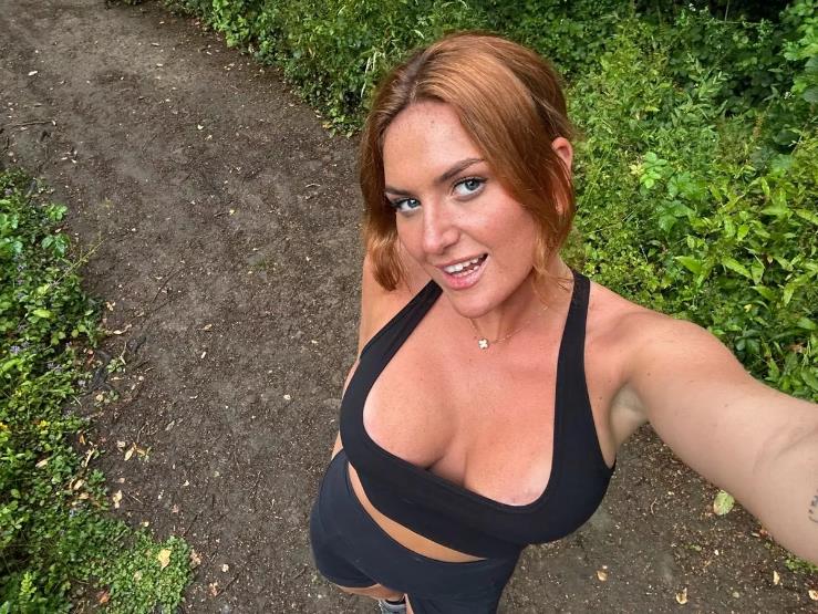 Энни Шарлотт (30 слитых фото звезды Onlyfans в сеть)