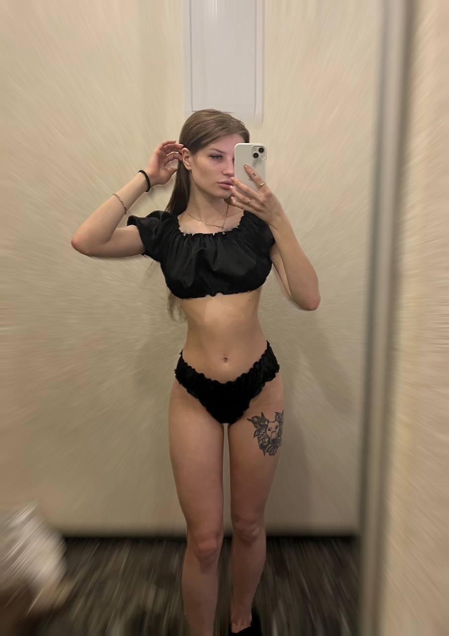 Селфи от Ксанни Банни без макияжа и в чёрных труселях с голыми ногами. Селфи от Ксанни Банни без макияжа и в чёрных труселях с голыми ногами.