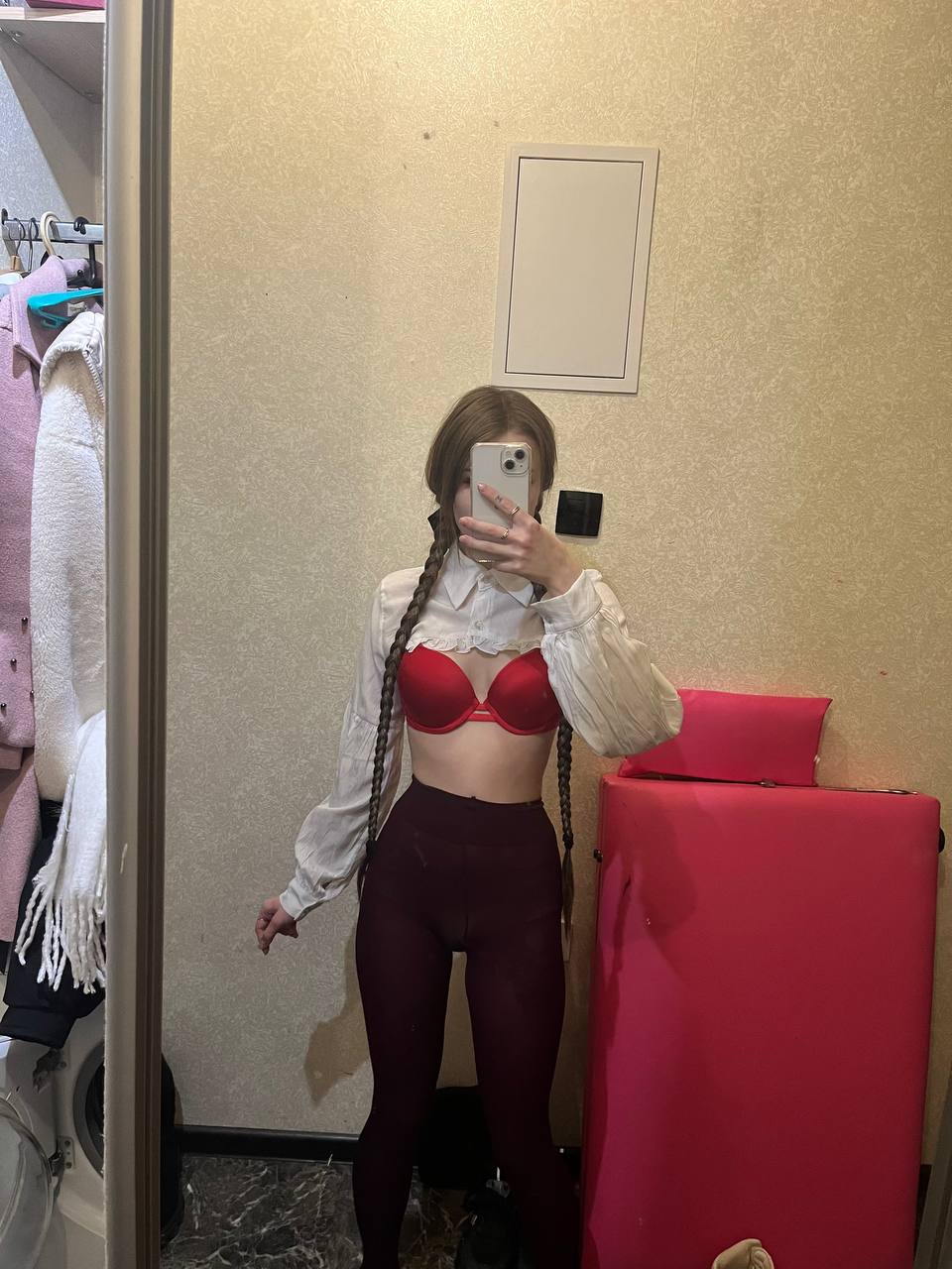 Ещё одно пикантное селфи Ксанни Банни в красном лифчике и в чёрных колготках. Ещё одно пикантное селфи Ксанни Банни в красном лифчике и в чёрных колготках.