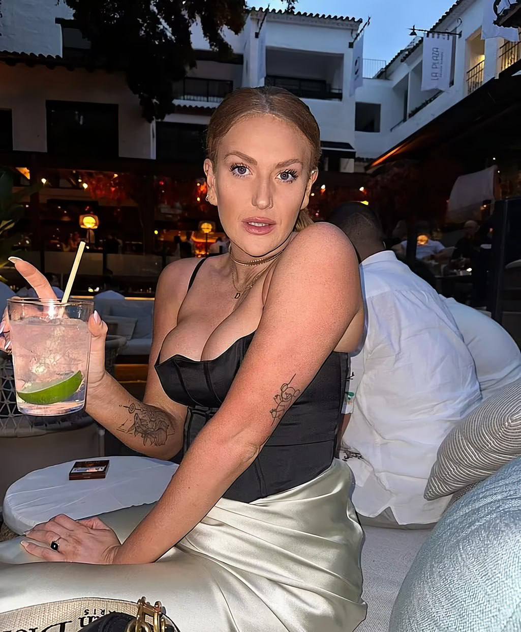 Энни Шарлотт (30 слитых фото звезды Onlyfans в сеть)