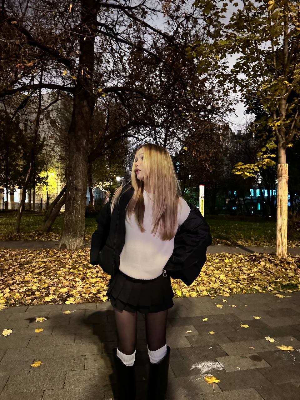 Новое фото Antottka на улице в мини юбке и чулках. Новое фото Antottka на улице в мини юбке и чулках.