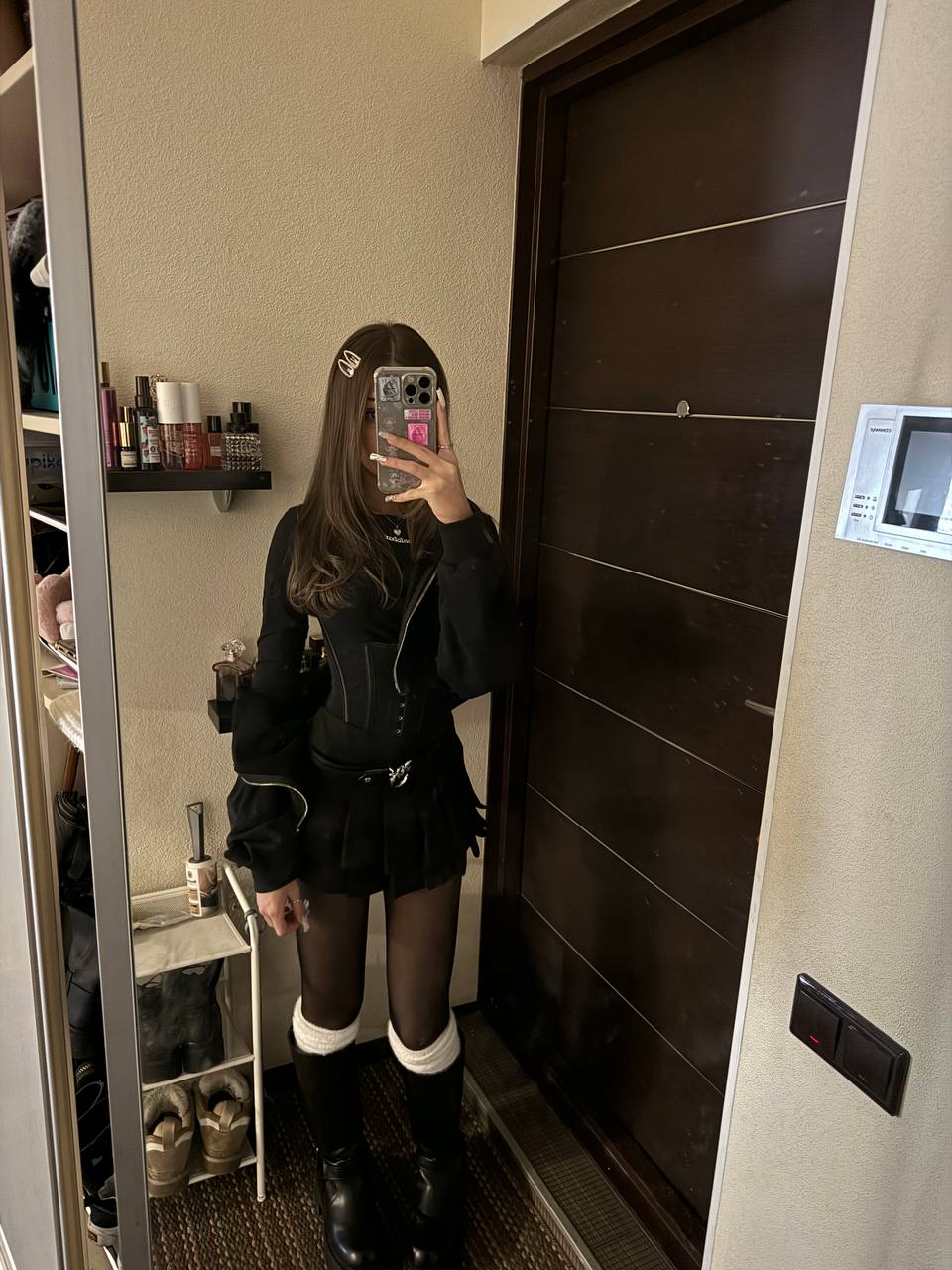 Домашнее селфи Antottka в мини юбке. Домашнее селфи Antottka в мини юбке.